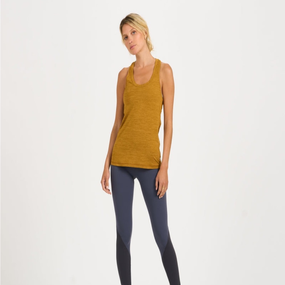 Medium Vuori Dark golden heather. Midweight fabric, provides great coverage